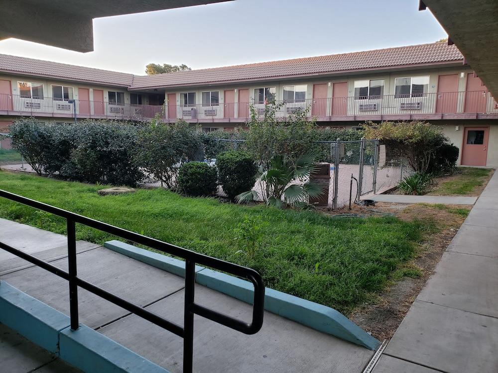 Baymont By Wyndham Coalinga Vila Exterior foto